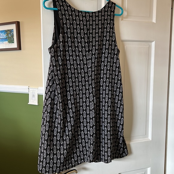 Black with white pattern flowy dress - Picture 4 of 4
